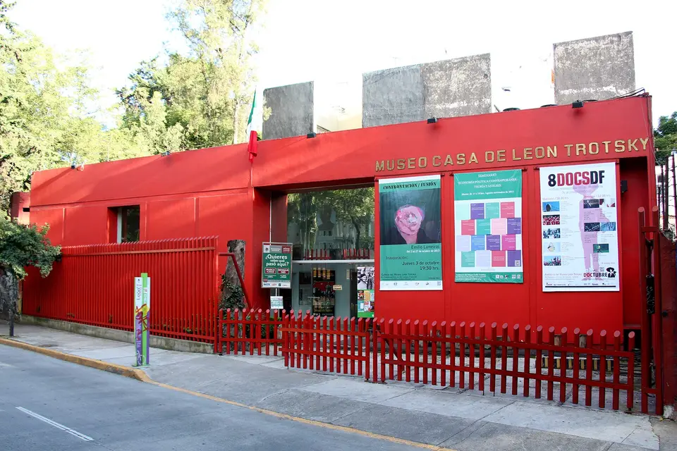 Fachada roja del Museo Casa de León Trotsky en Coyoacán